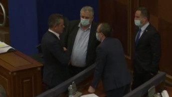 Arben Gaši razgovara sa poslanicima