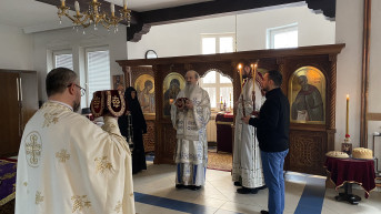 episkop Teodosije služi liturgiju u Gračanici SPC