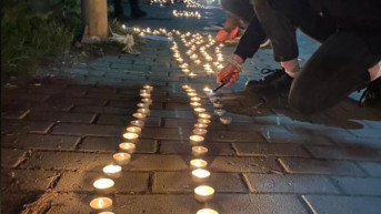Mladi pale sveće