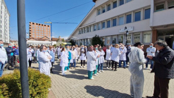 Protest lekara u Podujevu zbog hapšenja pulmologa Ibrahima Hotija Protest lekara u Podujevu zbog hapšenja pulmologa Ibrahima Hotija