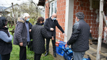 Rakić uručuje pumpe za vodu za povratnike u selu Grebnik Rakić uručuje pumpe za vodu za povratnike u selu Grebnik