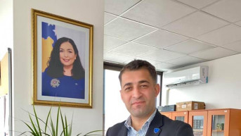 Valjon Prestreši sa slikom Vjose Osmani
