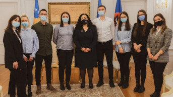 Vjosa Osmani sa studentima medicine
