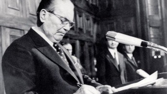Josip Broz Tito potpisuje Ustav iz 1974. godine