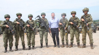 Pripadnik KBS sa snajperom od 14kg na slici sa kosovskim ministrom odbrane Pripadnik KBS sa snajperom od 14kg na slici sa kosovskim ministrom odbrane