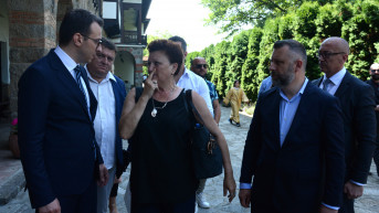 Jevtić i Petković sa Dragicom Gašić u manastiru Gračanica