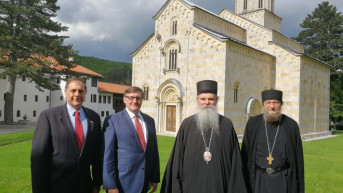 Metju Palmer, vladika Teodosije i iguman manastira Visoki Dečani otac Sava Janjić.jpg Metju Palmer, vladika Teodosije i iguman manastira Visoki Dečani otac Sava Janjić.jpg