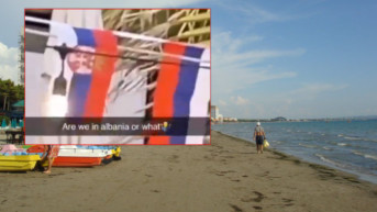Plaža u Albaniji i srpska zastava na restoranu u Draču Plaža u Albaniji i srpska zastava na restoranu u Draču