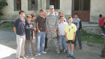 Pukovnik Šilter sa decom na Kosovu