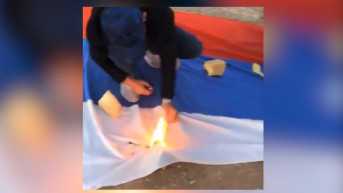 Skrnavljenje srpske zastave.jpg Skrnavljenje srpske zastave.jpg