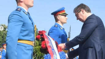 Vucic polaze venac, Krusevac.jpg