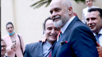 Zagrljaj Kurtija i Rame Zagrljaj Kurtija i Rame