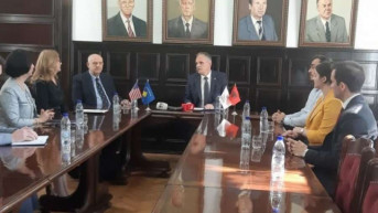donacija pripadnice američke voske studentima stomatologije u Prištini