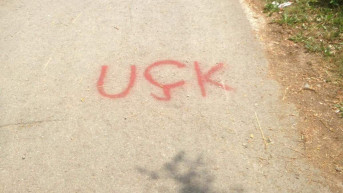 Grafit ispred škole u selu Binač Grafit ispred škole u selu Binač