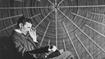 Nikola Tesla čita knjigu Ruđera Boškovića "Teorija prirodne filozofije
