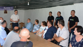 Petar Petković sa meštanima sela Banjska