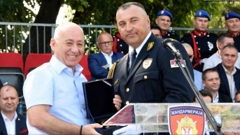 Radosavljević prima plaketu od komadanta Žandarmerije