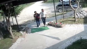 Srbi snimljeni u Dečanima