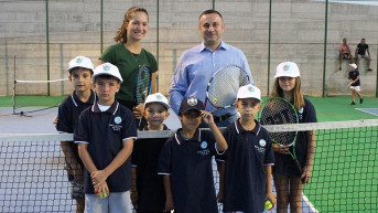 Lola Radivojević i Srđan Popović sa malim teniserima u Gračanici Lola Radivojević i Srđan Popović sa malim teniserima u Gračanici