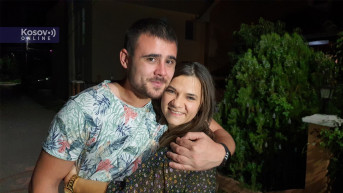Aleksandar u zagrljaju supruge Jovane