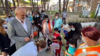 Edi Rama deli igračke Avganistancima u Draču