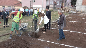Jelena Stojković polaže kamen temeljac za zgradu u Leposaviću Jelena Stojković polaže kamen temeljac za zgradu u Leposaviću