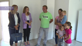Jelena Stojković u poseti porodicama u Kosovskoj Kamenici.jpg