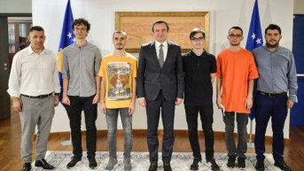Aljbin Kurti sa učesnicima Međunarodne olimpijade u matematici