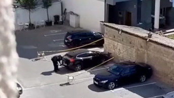 Otkrivanje sumnjive torbe sa oružjem ispod automobila u Peći