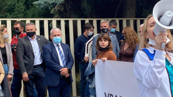 Svečlja sa demonstrantima ispred zgrade MUP - a Kosova