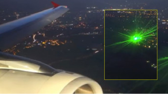 Avioni napadnuti laserom.png