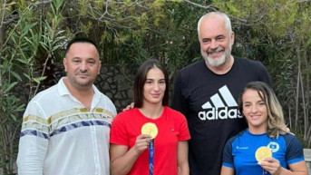 Edi Rama sa dve džudistkinje sa Kosova Edi Rama sa dve džudistkinje sa Kosova