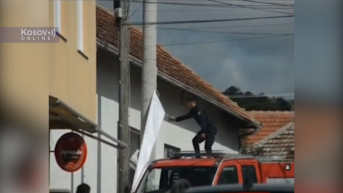 Policija uklanja transparent u Novom Brdu.jpg Policija uklanja transparent u Novom Brdu.jpg
