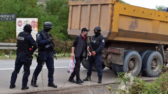 Pripadnici Rosu pretresaju građane na Jarinju Pripadnici Rosu pretresaju građane na Jarinju