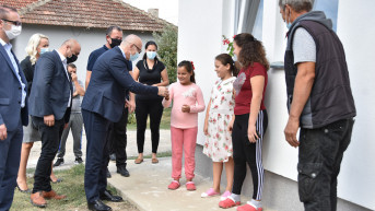 Rakić uručio ključeve od novih kuća Nisićima i Dimićima u Klokotu Rakić uručio ključeve od novih kuća Nisićima i Dimićima u Klokotu