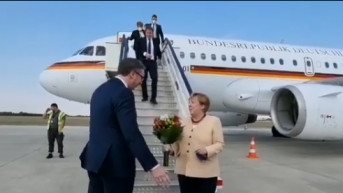 Vučić dočekao Merkel na aerodromu.png