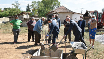 Ministar Rakić polaže kamen temeljac nove kuće porodice Krstić kod Gračanice.jpg