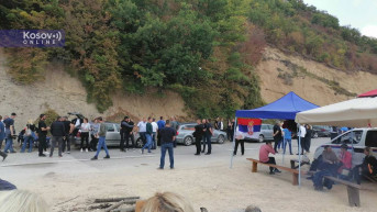 Današnja smena pripadnika specijalnih jedinica Kososvske policije Rosu na Brnjaku, gde su građani blokirali prelaz i protestuju već osmi dan zbog uredbe kosovske Vlade o probnim tablicama za vozila sa srpskim registarskim tablicama, koja ulaze na Kosovo, protekla je mirno. Današnja smena pripadnika specijalnih jedinica Kososvske policije Rosu na Brnjaku, gde su građani blokirali prelaz i protestuju već osmi dan zbog uredbe kosovske Vlade o probnim tablicama za vozila sa srpskim registarskim tablicama, koja ulaze na Kosovo, protekla je mirno.