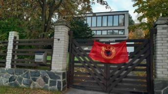 Zastava terorističke UČK na zgradi ambasade Srbije u Finskoj