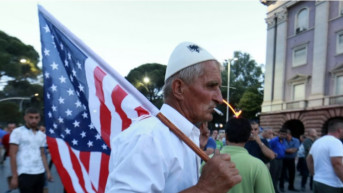 Albanac sa američkom zastavom Albanac sa američkom zastavom