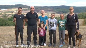 Mađarica Ana Belog sa porodicom u Zebincu Mađarica Ana Belog sa porodicom u Zebincu