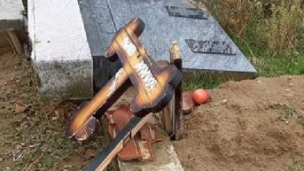 Polomljeni krstovi na groblju u Orahovcu.jpeg Polomljeni krstovi na groblju u Orahovcu.jpeg