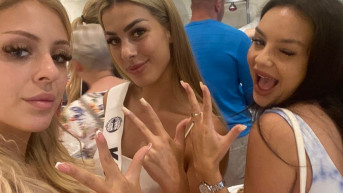 Srpska misica Valentina Petrović sa koleginicama pokazuje tri prsta