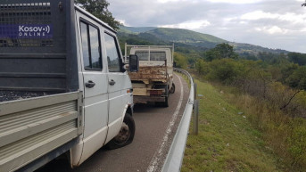 Vozila na barikadi u Jarinju - izbušene gume 