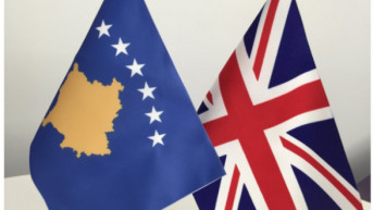 Zastave Kosova i Velike Britanije.png