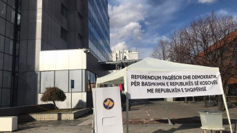 Biračko mesto ispred kosovske vlade za glasanje za ujedinjenje Albanije i Kosova Biračko mesto ispred kosovske vlade za glasanje za ujedinjenje Albanije i Kosova