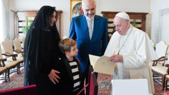 Edi Rama sa porodicom u Vatikanu.jpeg