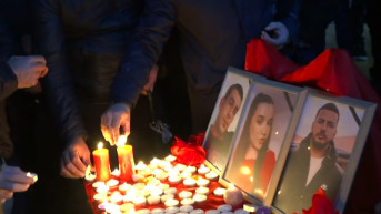 Građani pale sveće za ubijene u napadu u Glođanu.png Građani pale sveće za ubijene u napadu u Glođanu.png