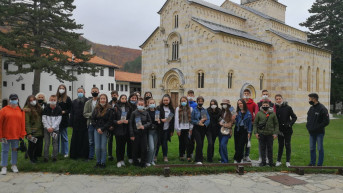 Grupa albanske dece tokom posete manastiru Visoki Dečani