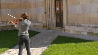 Japanska violinistkinja ispred manastira Visoki Dečani Japanska violinistkinja ispred manastira Visoki Dečani